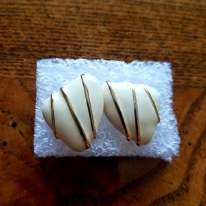 White & gold drizzled earrings
